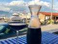 Ein Glas Rotwein am Hafen von Slatine